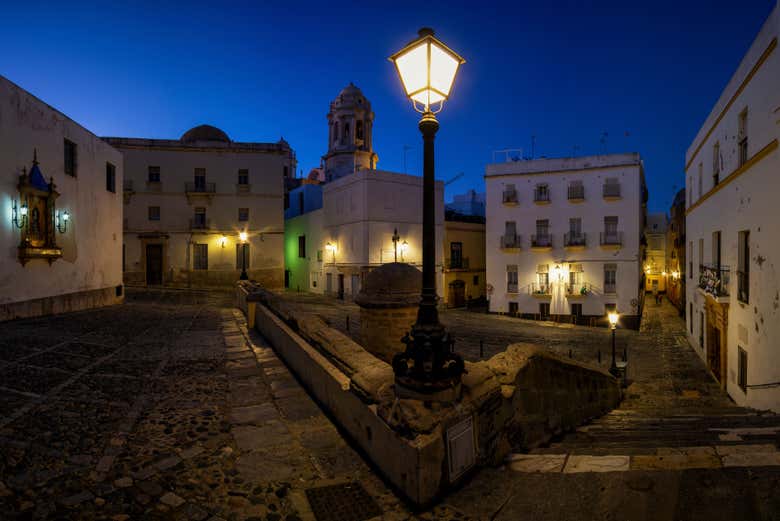 Free tour nocturno por Cádiz Reserva online en Civitatis