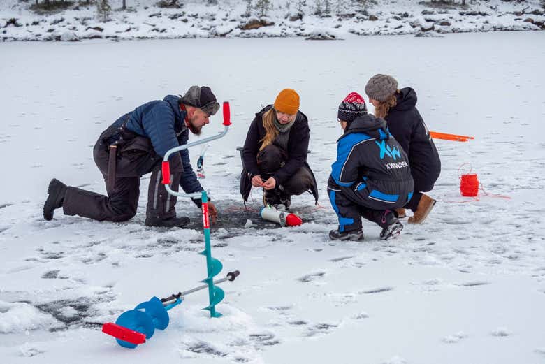 Pesca en el hielo en el lago Rahajärvi desde Ivalo