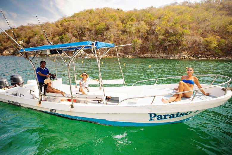 Alquiler De Barco Con Patr N En Huatulco Civitatis