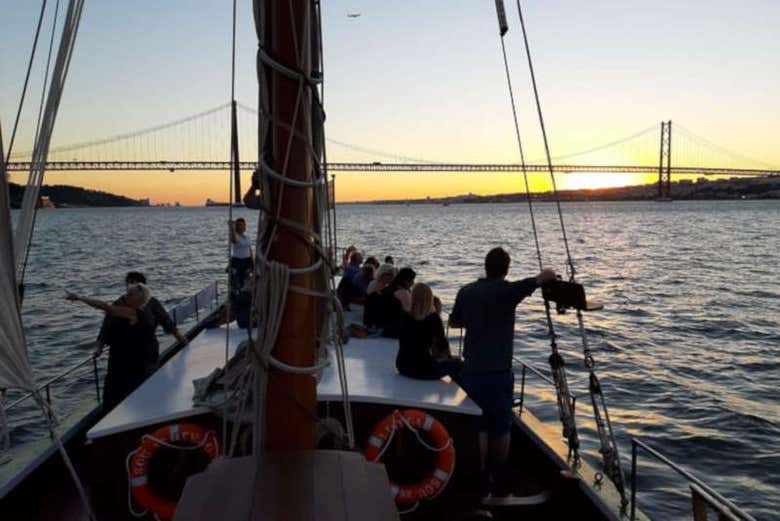 Paseo En Barco Tradicional Al Atardecer Por Lisboa Civitatis