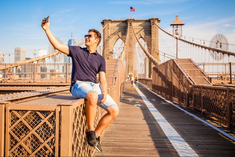 Take a selfie on Brooklyn Bridge in New York
