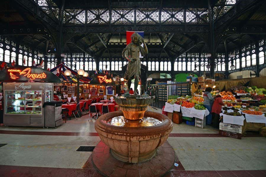 Monumento en la plaza Central, al rededor puestos de venta de frutas y verduras