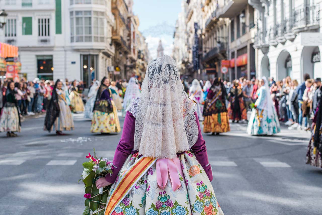 Una Fallera mayor en las calles de Valencia durante las Fallas 