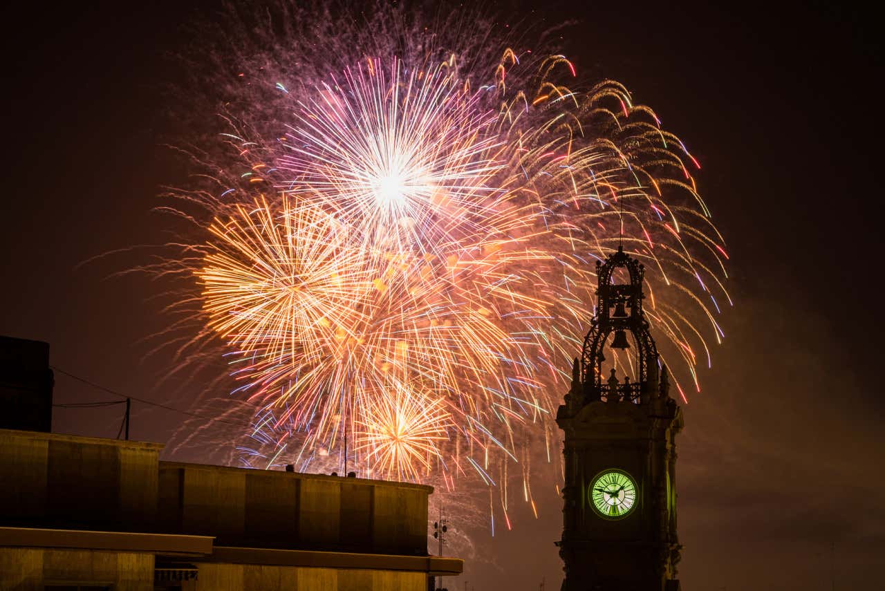 Fuegos artificiales, una de las cosas que se hace en las Fallas de Valencia