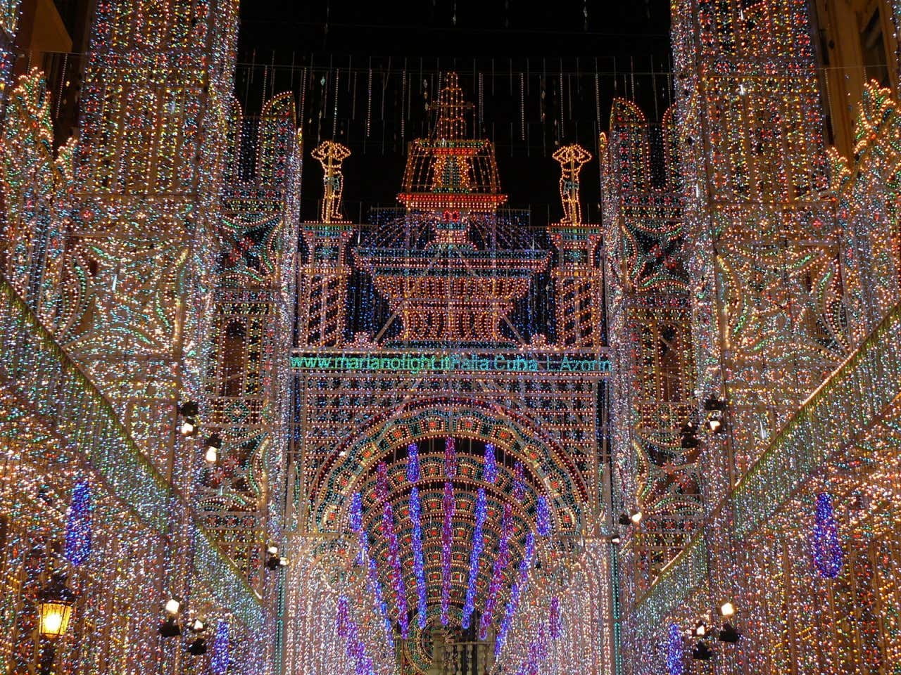 Monumento realizado con luces durante las Fallas de Valencia