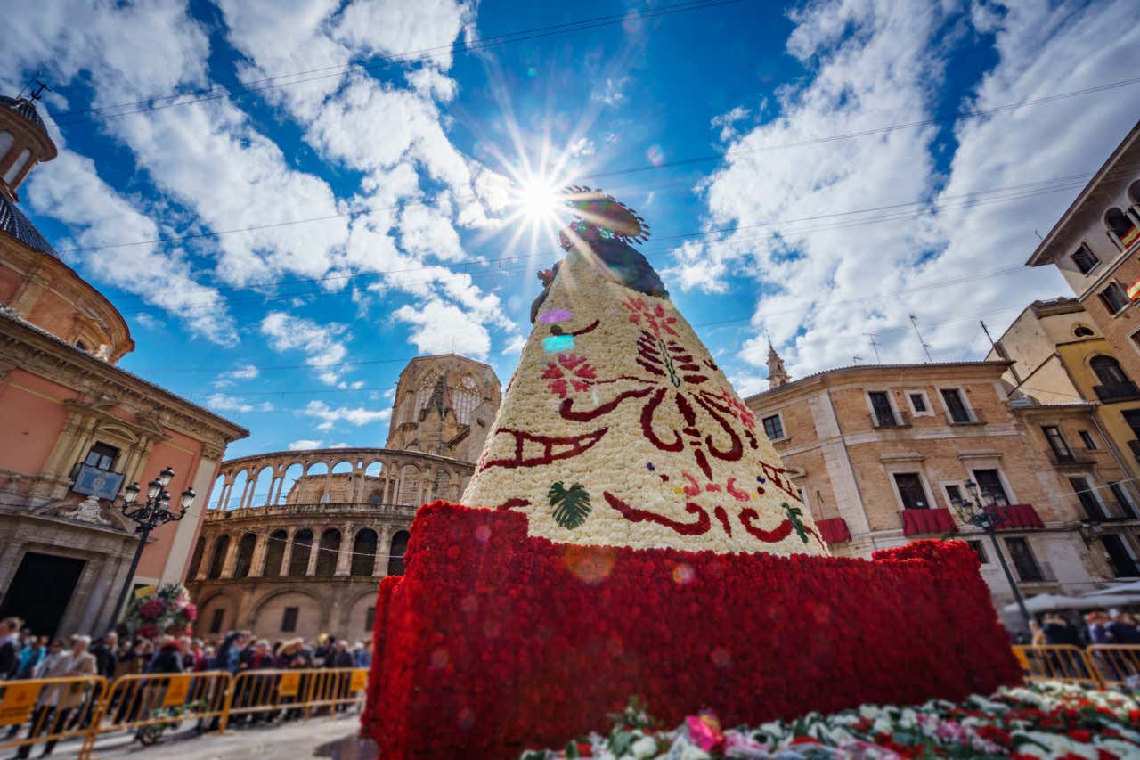 Acto de ofrenda a la Virgen de los Desamparados durante las Fallas de Valencia