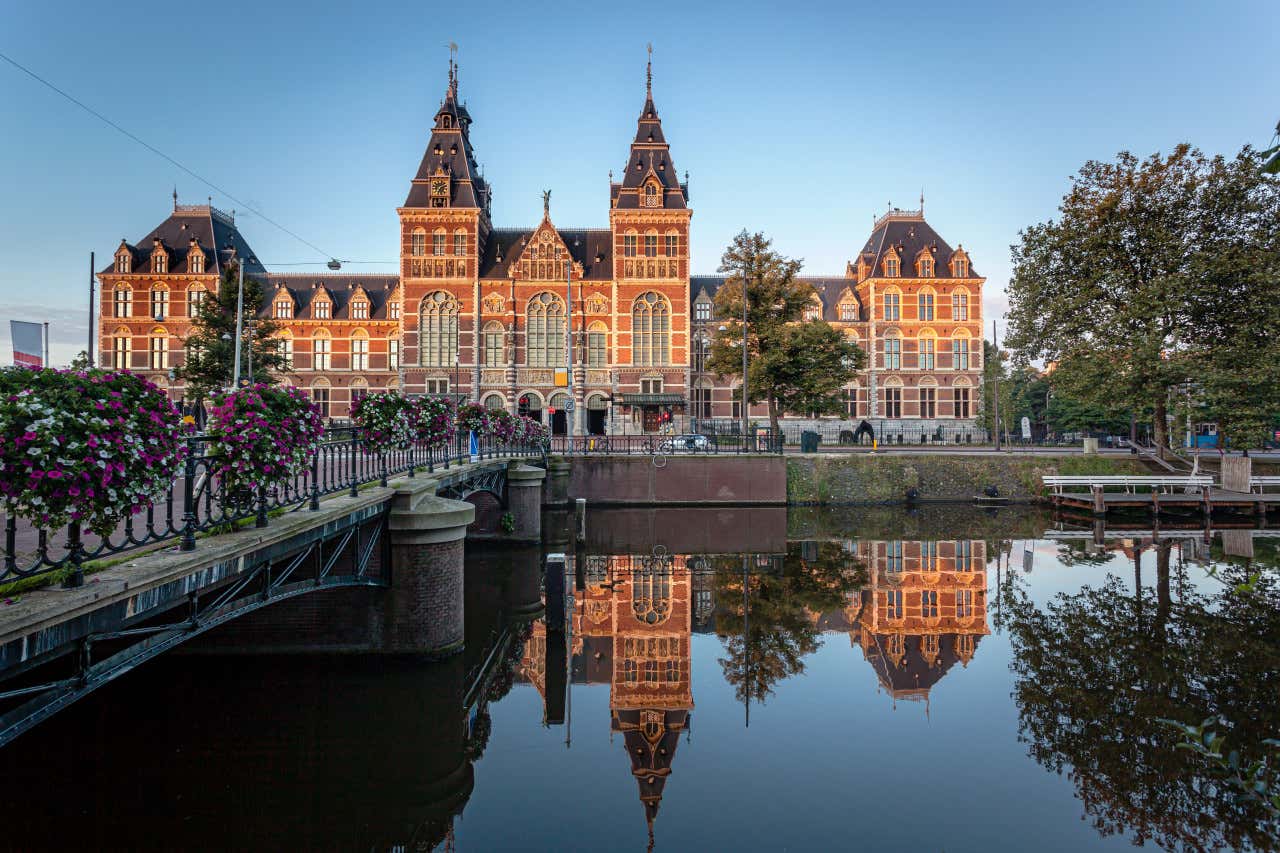 Fachada del Rijksmuseum reflejada en el lago que hay en su entrada