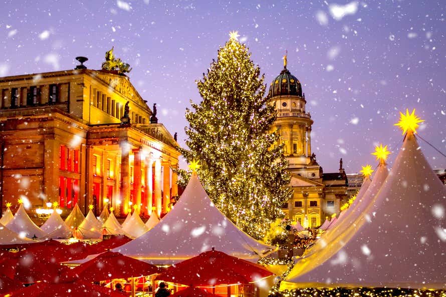 Mercado navideño en Berlín al atardecer