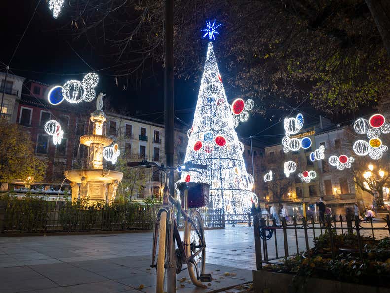 Decoración navideña en las calles de Granada al anochecer, un destino ideal donde pasar el fin de año