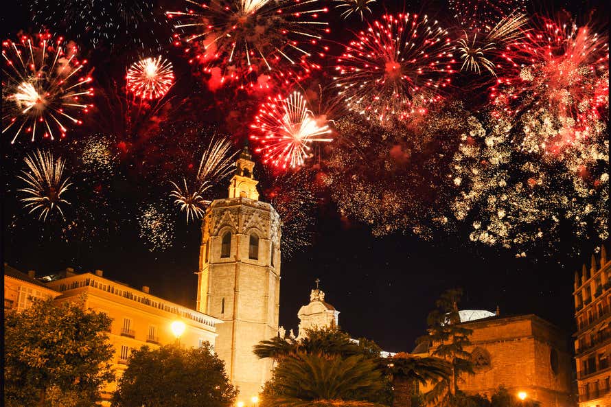 Catedral de Valencia con fuegos artificiales color rojo de fondo