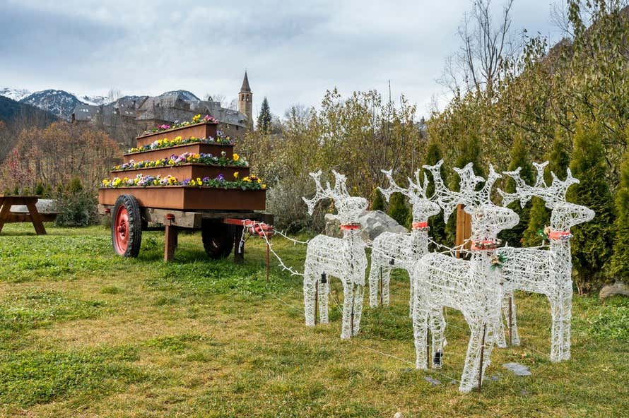 Trineo de luces con renos en un pueblo del Valle de Arán