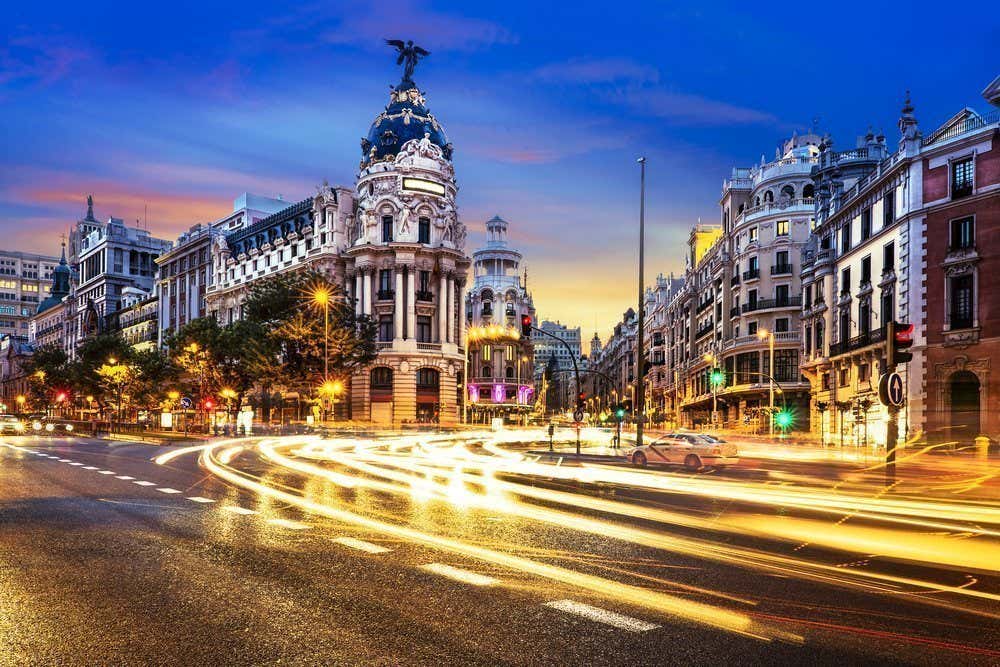 La Gran Vía de Madrid de noche perfectamente iluminada a la altura del edificio Metrópolis