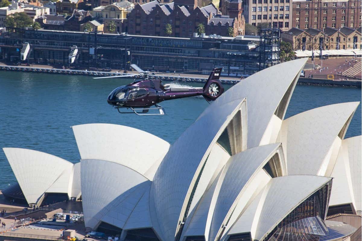 Un helicóptero sobrevolando la Opera House, un plan muy original que hacer en Sídney