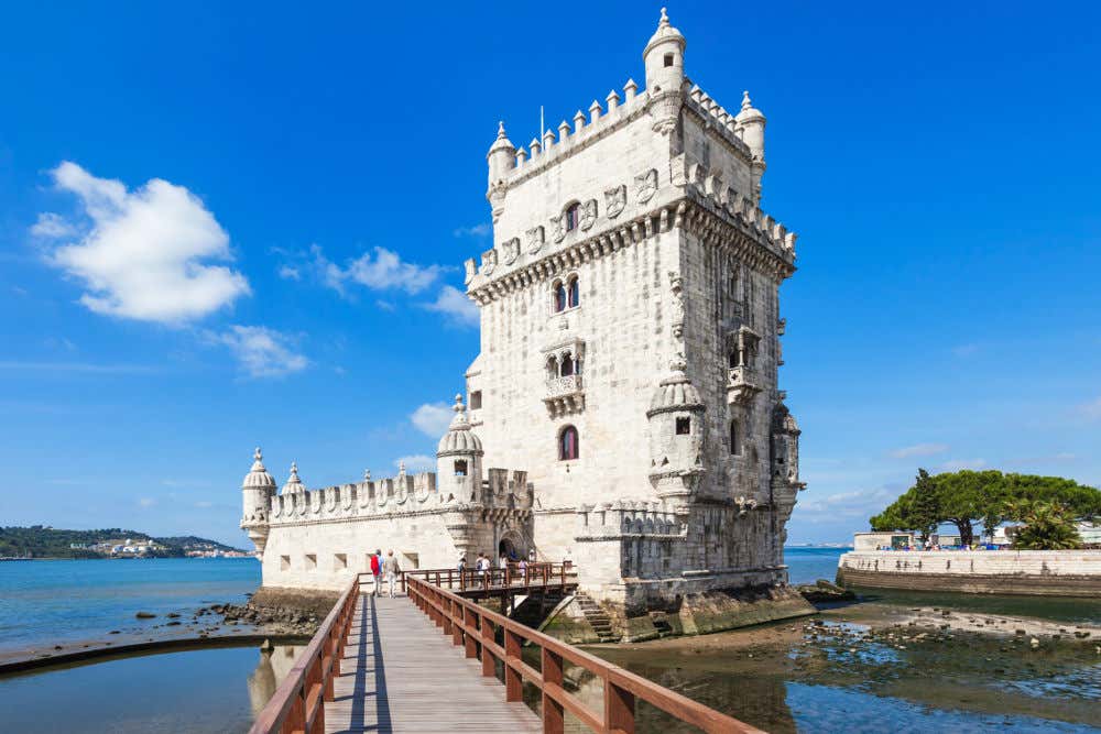 Primer plano de un puente que lleva a la Torre de Belém al fondo