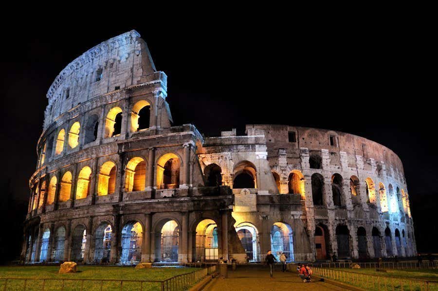 Coliseo de Roma iluminado