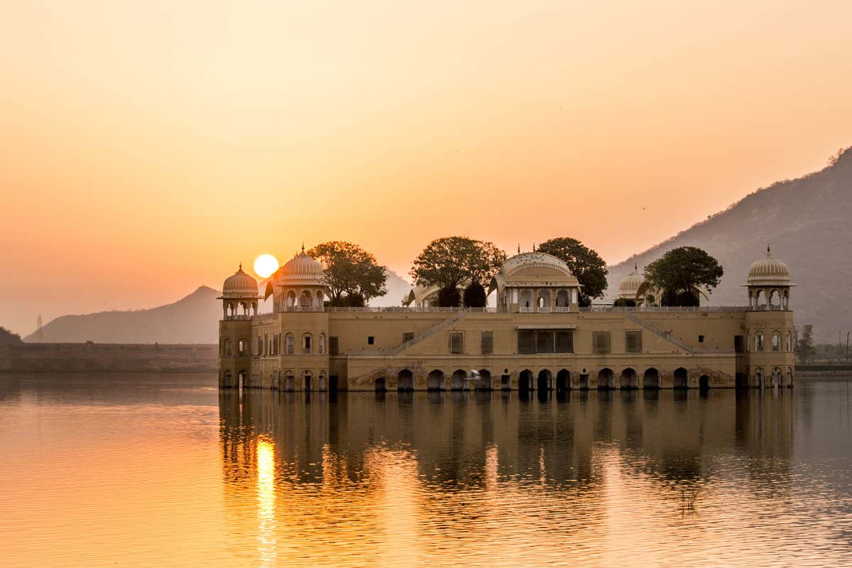 Le Palais sur l’eau de Jaipur vu à la lueur orangée du coucher de soleil.