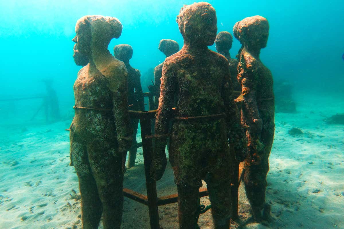 Las figuras humanas a tamaño real del océano de Granada