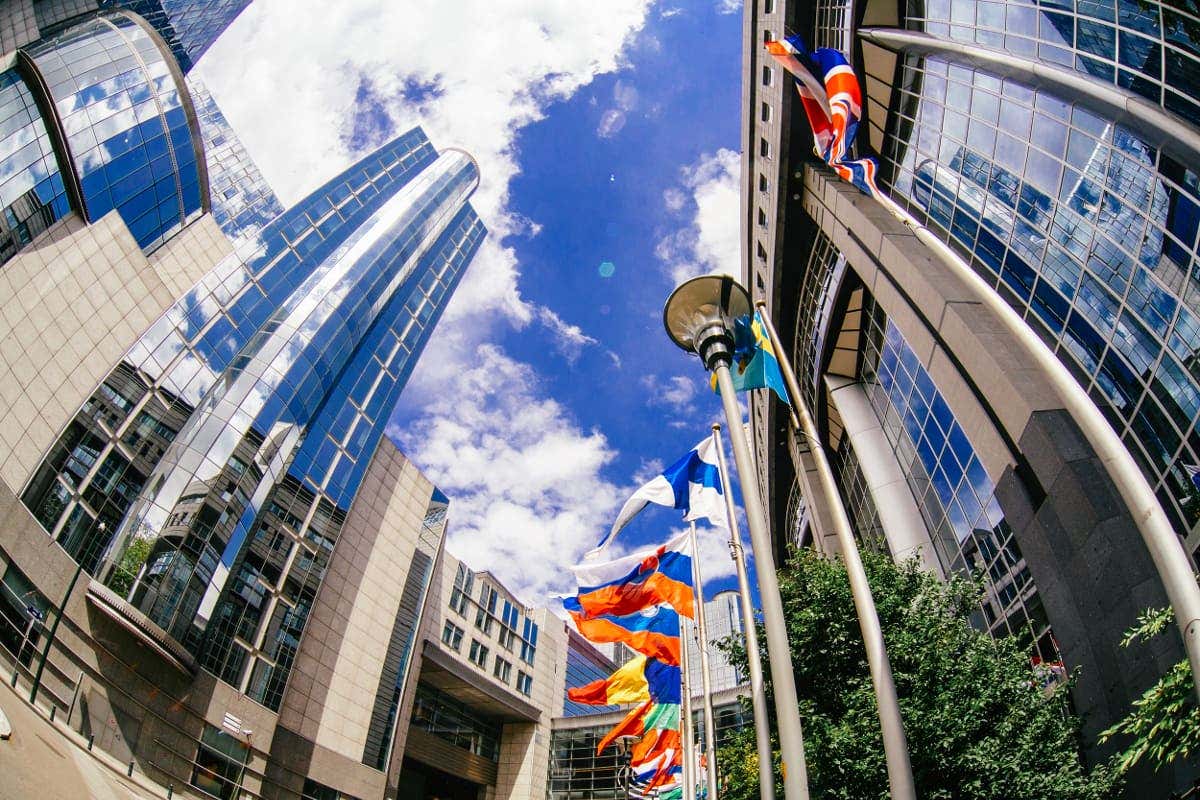 Bâtiments des principaux organismes de l'Union européenne avec les drapeaux des pays membres hissés devant