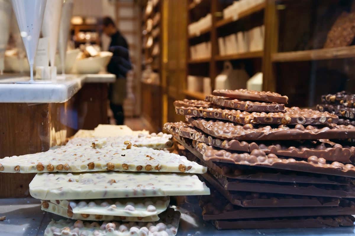 Magasin de chocolat à Anvers avec des tablettes de chocolat blanc et au lait en premier plan