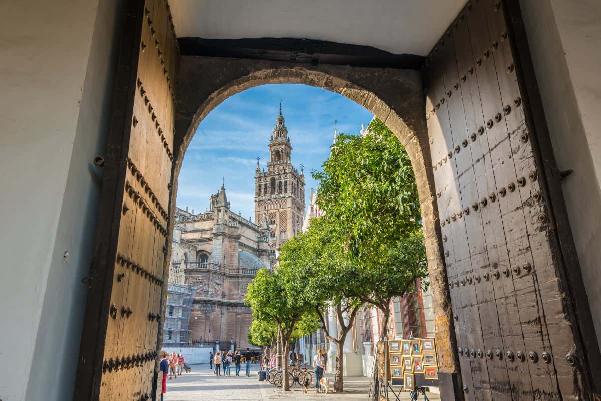 Puerta con vista a la Giralda desde el Patio de Banderas