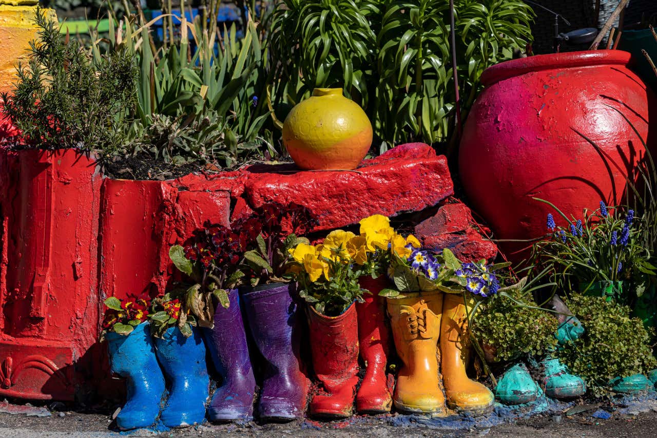 Botas de colores en una zona verde del barrio christiania, en Copenhague