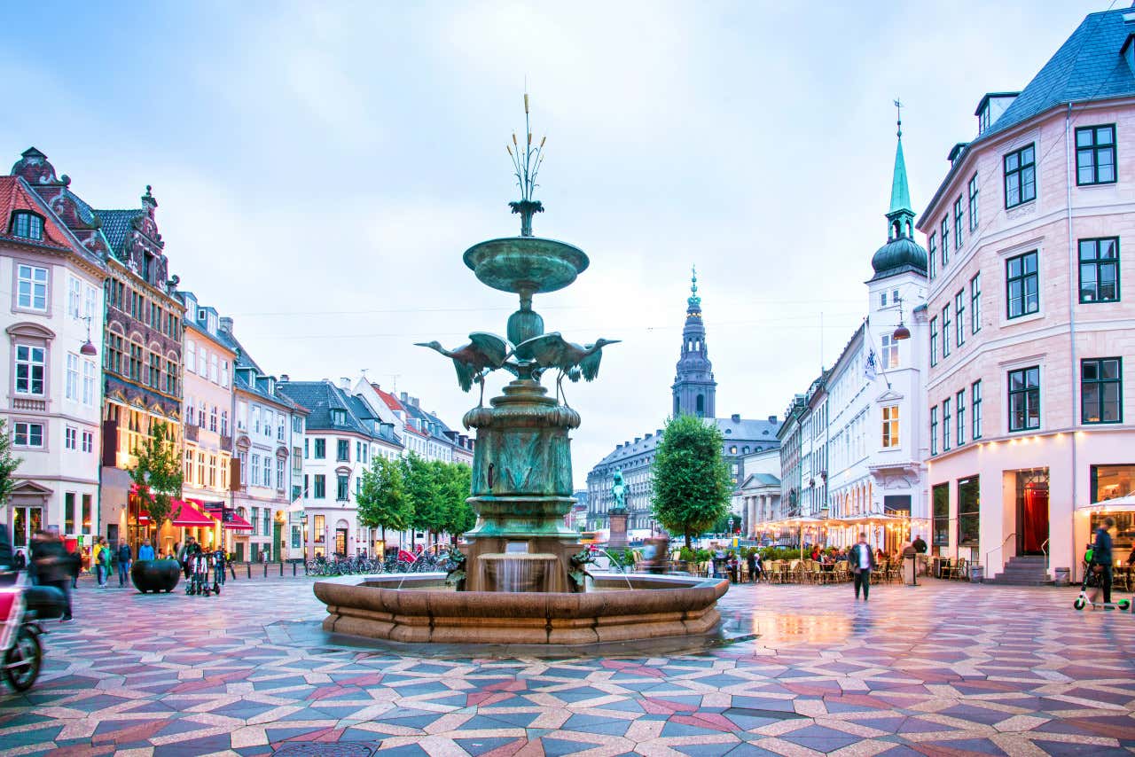 Fuente la cigüeña en la calle Stroget de Copenhague