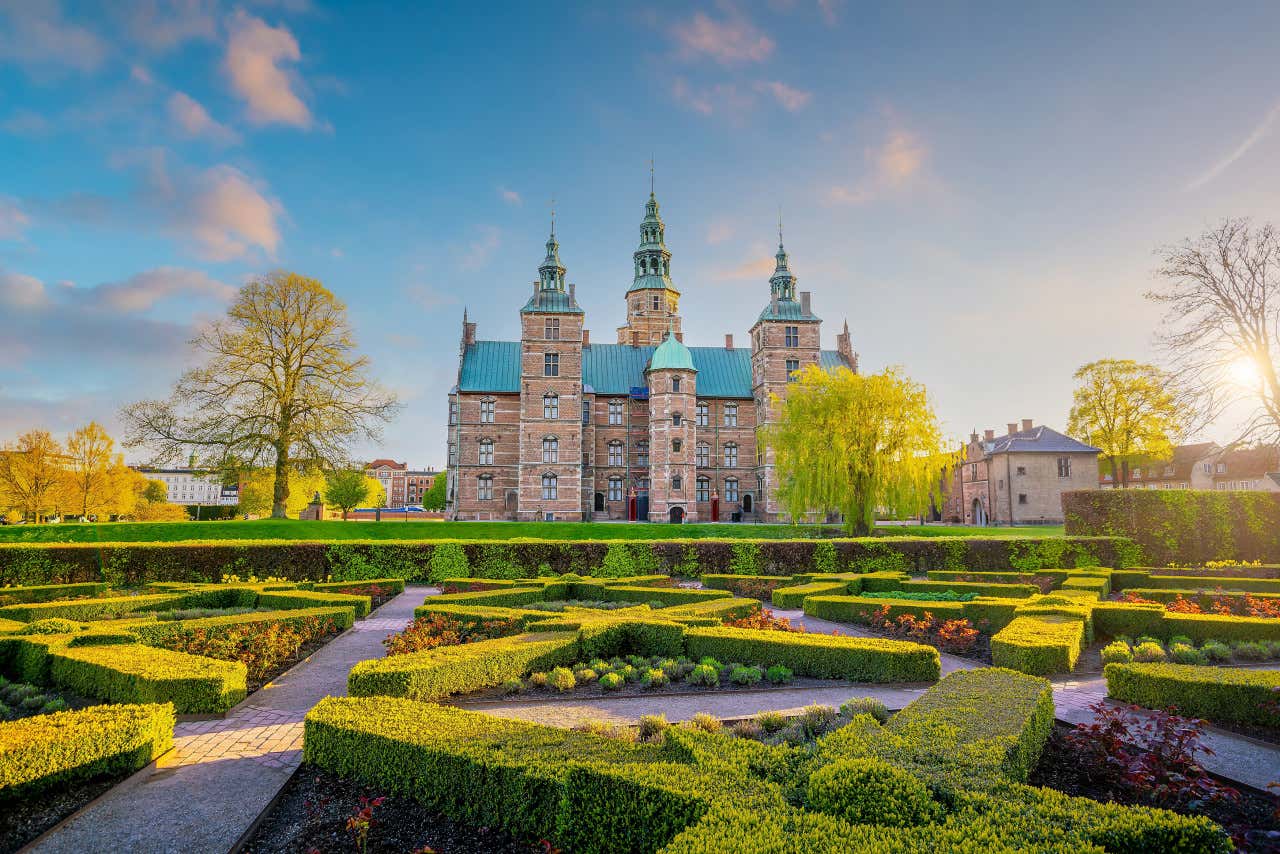 Preciosa panoramica del castillo de Rosenborg y sus jardines un día soleado
