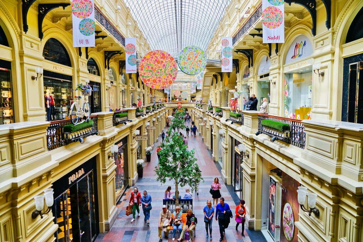 Galleria del centro commerciale GUM a Mosca in un giorno di apertura