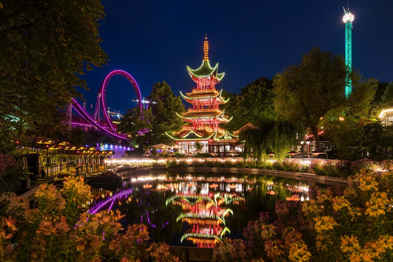 Panorámica de los jardines Tivoli iluminado durante la noche