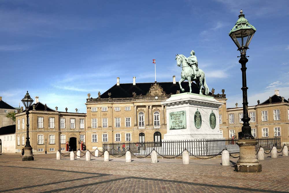 Fachada del Palacio de Amalienborg en un día de verano en Copenhague 
