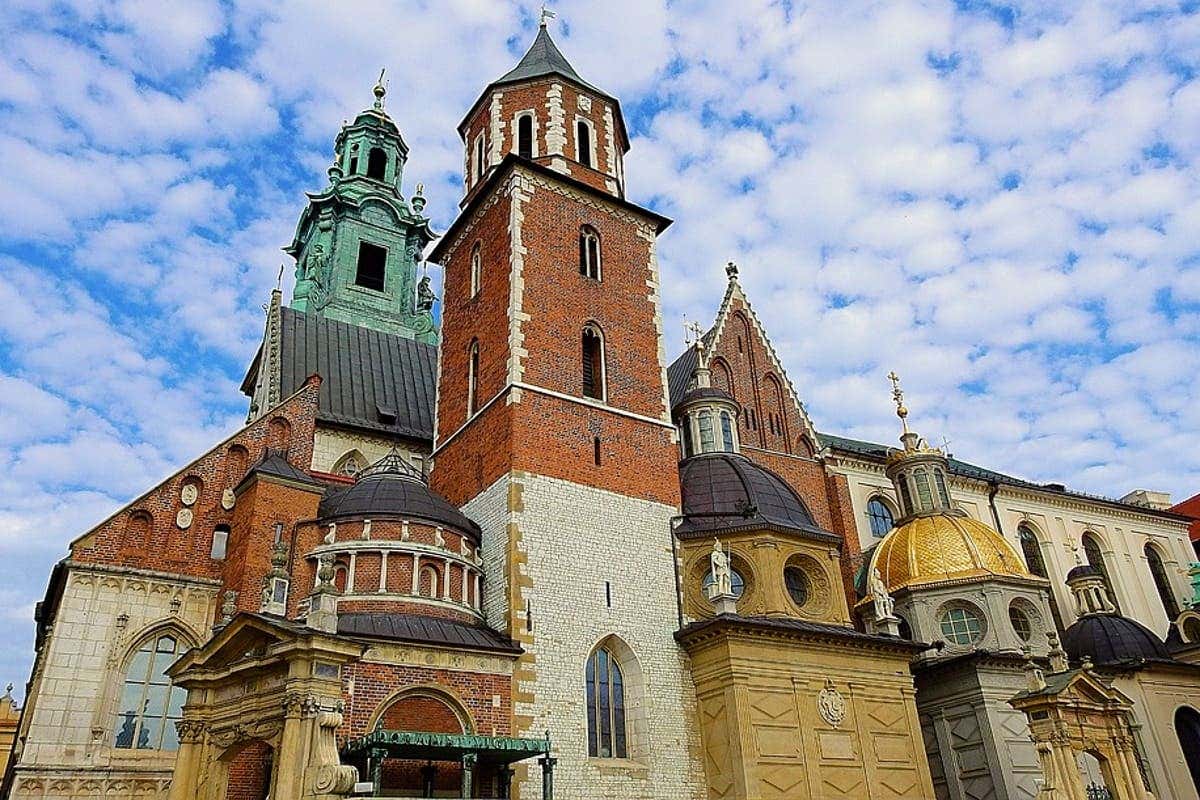 A imponente fachada da Catedral de Wawel