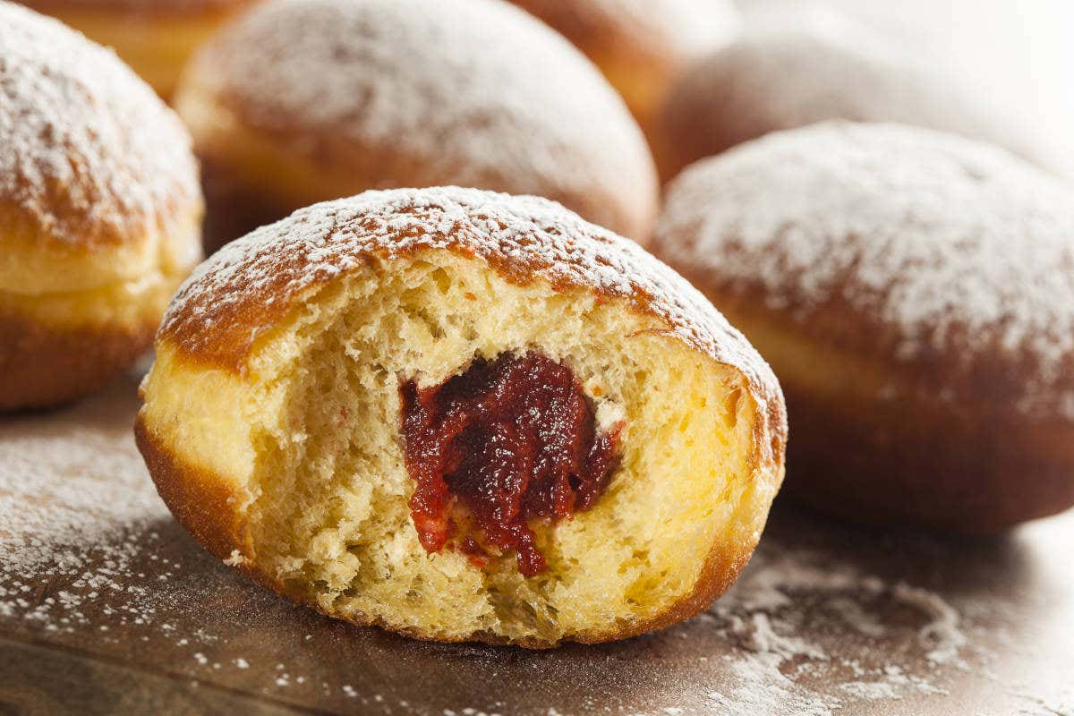 Paczki, um bolo recheado de geleia