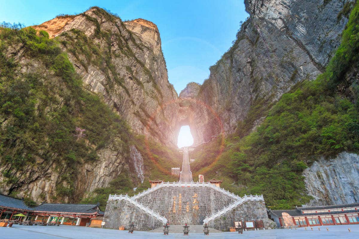 Sol entrando por el agujero de la montaña de Tianmen