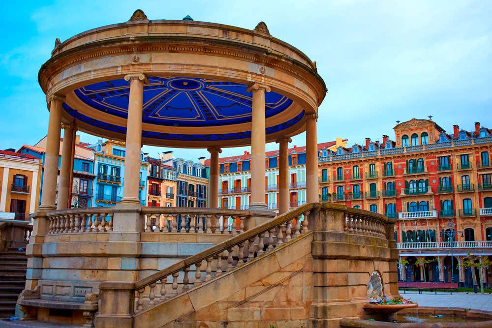 Gazebo di Plaza del Castillo a Pamplona con edifici colorati sullo sfondo.