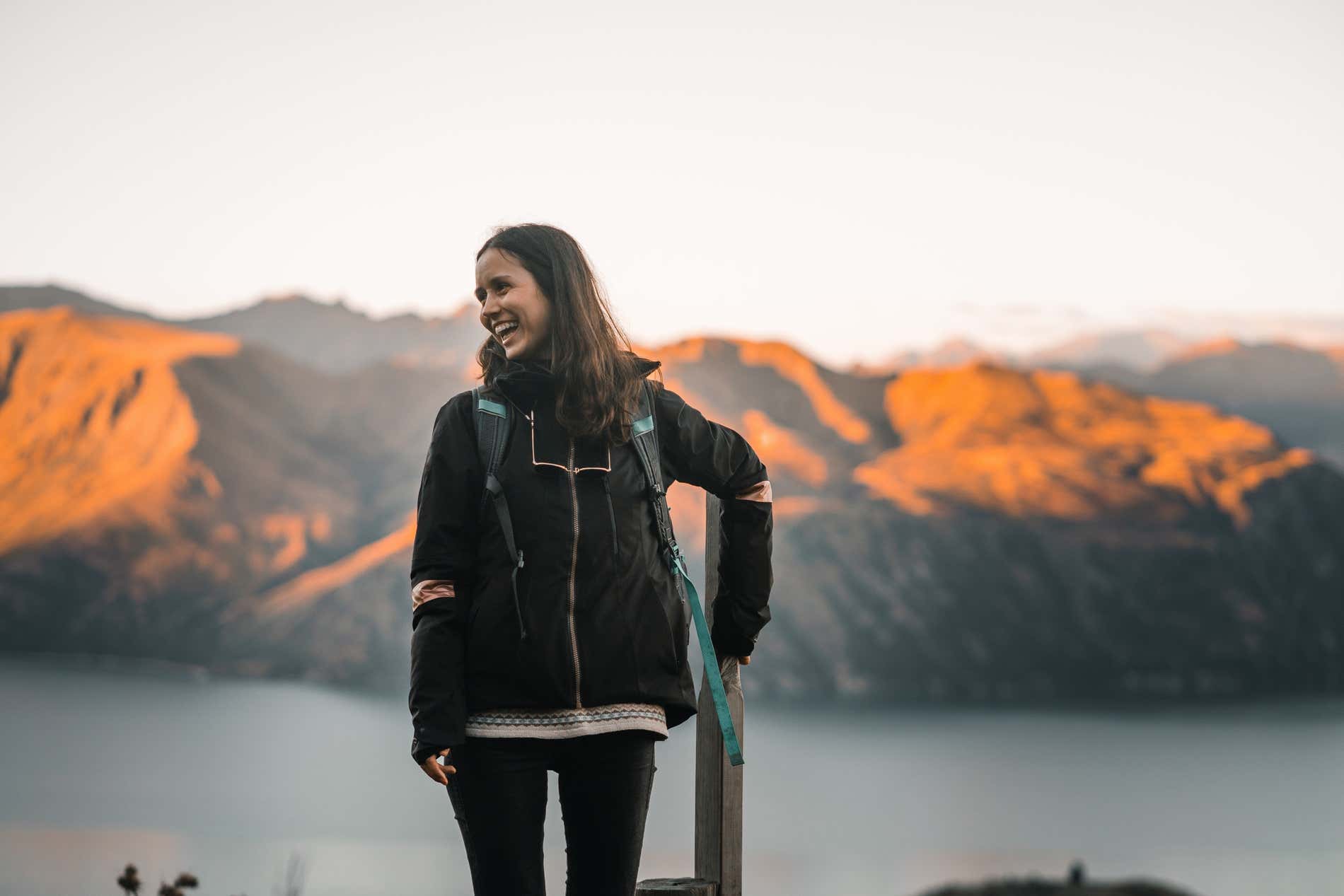 Una chica posando en un paisaje de contrastes en  Nueva Zelanda