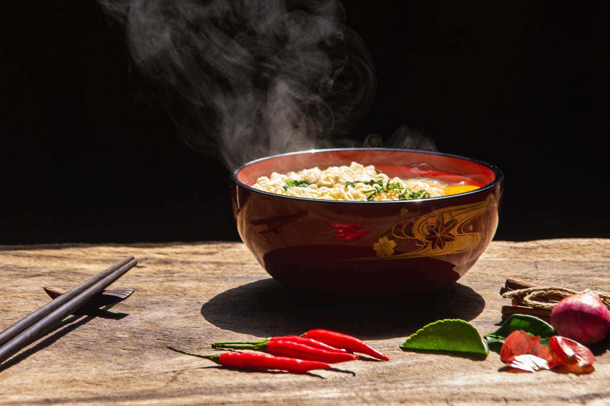 Un bowl de fideos chinos típico