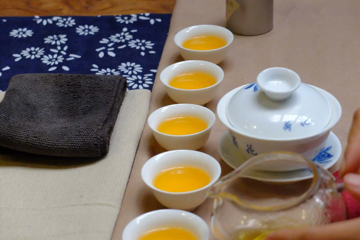 Tazas y platos típicos de una ceremonia del té china