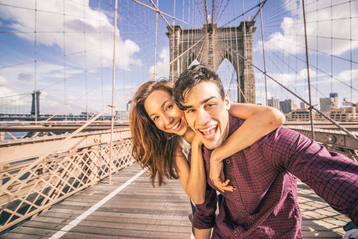 Una pareja de novios sonriendo ante la cámara en uno de los puentes atirantados de Nueva York 