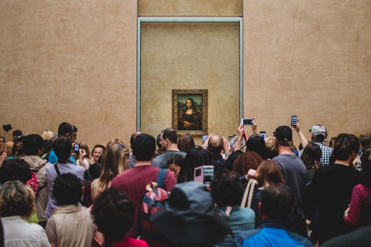 Gran cantidad de turistas delante de la Mona Lisa