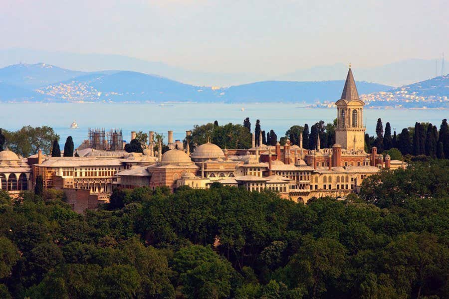 Vue aérienne sur le palais de Topkapi avec le Bosphore et des montagnes en arrière-plan