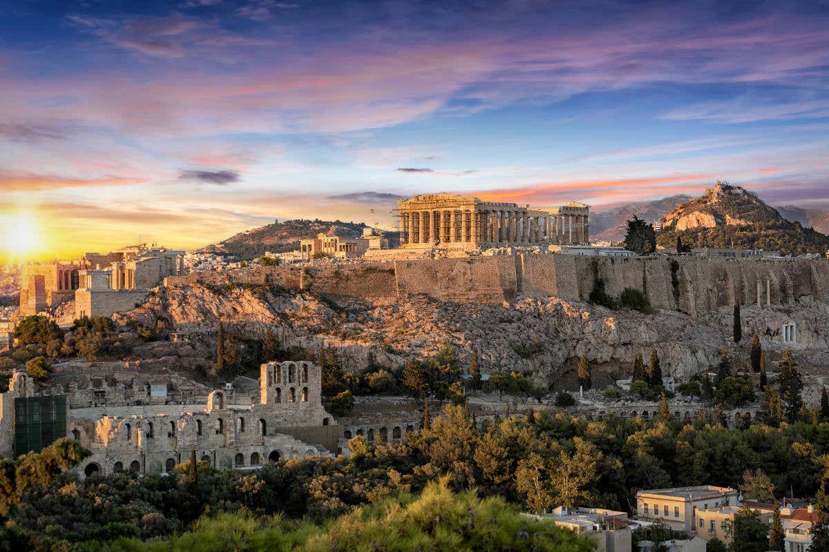 Vue panoramique sur l'Acropole d'Athènes au coucher du soleil