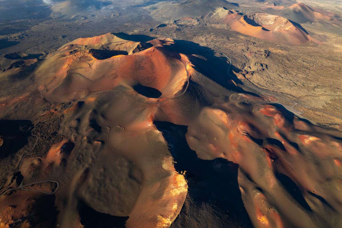 Vistas aéreas del paisaje volcánico del Parque Nacional del Timanfaya