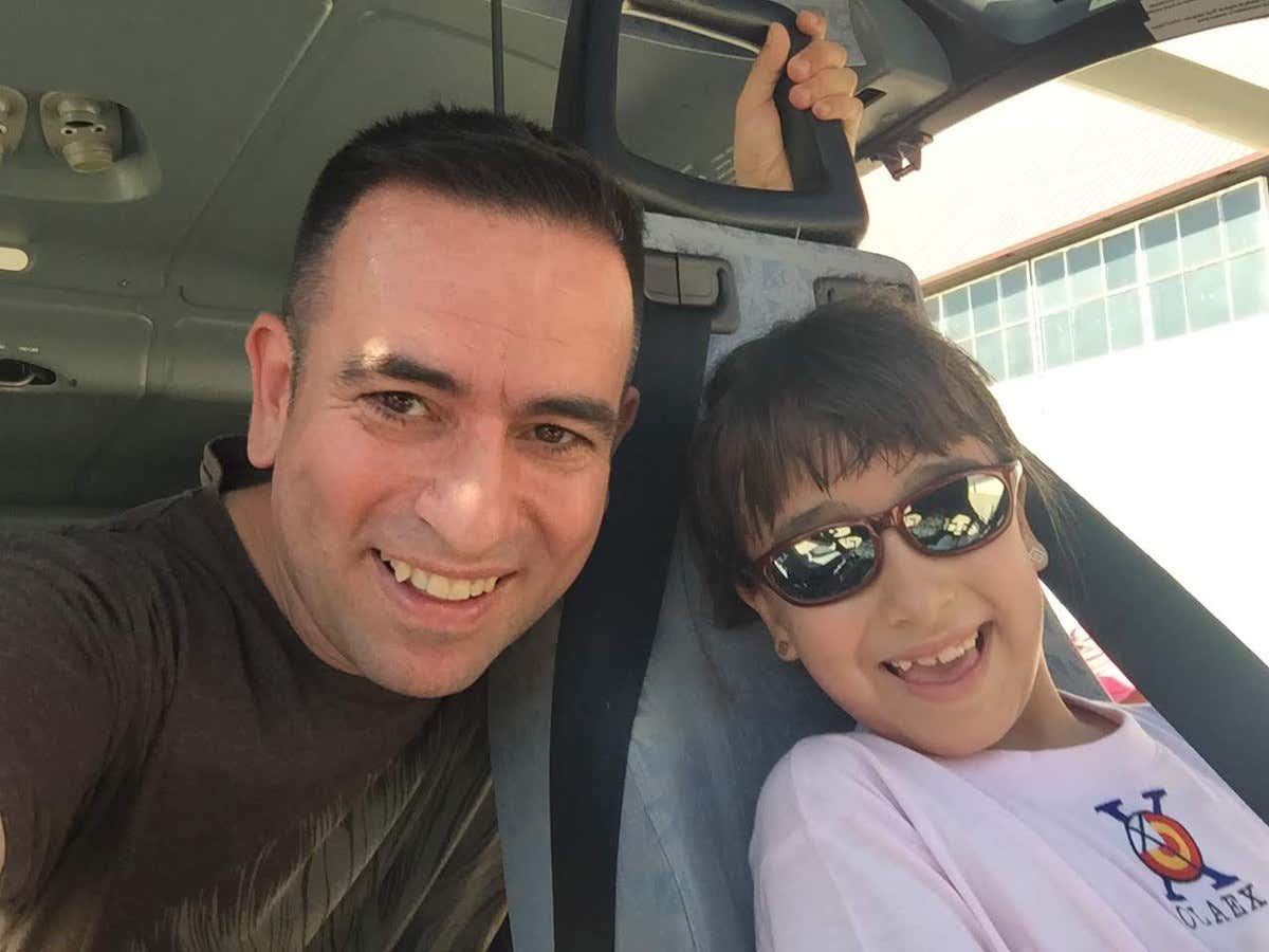 Felipe con su hija paseando en helicóptero