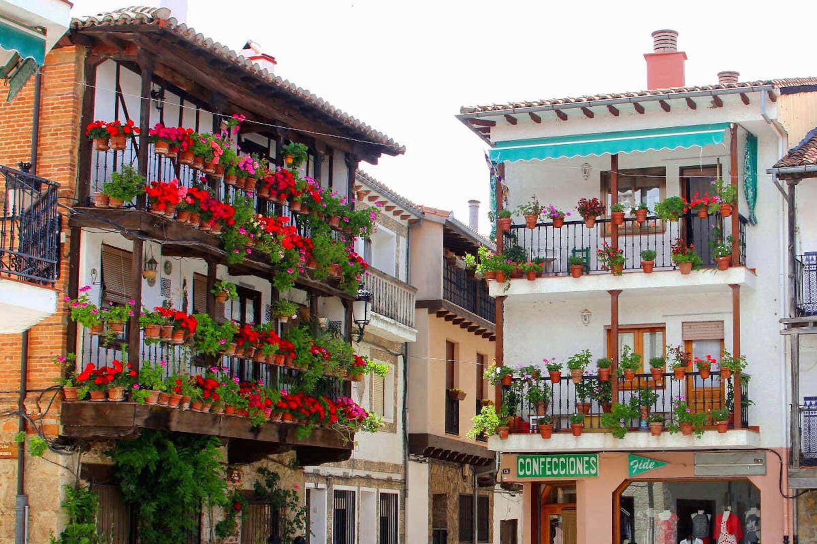 Casa de las Flores, una casa de estética tradicional con balcones de madera en una plaza de uno de los pueblos de Ávila más bonitos