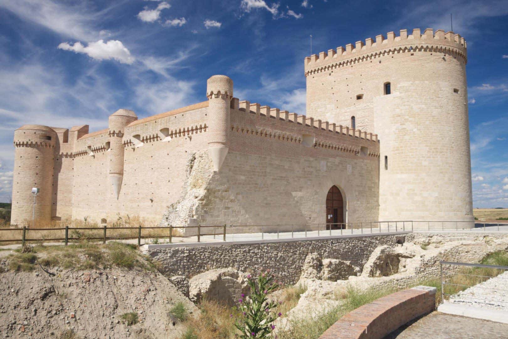 Un castillo de estética sobria con una gran torre