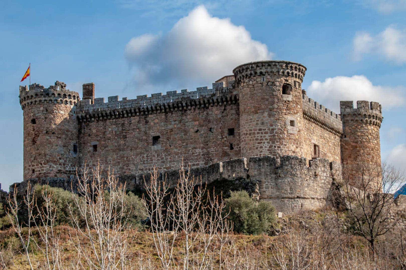 Un castillo medieval de sobria decoración flanqueado por cuatro torres