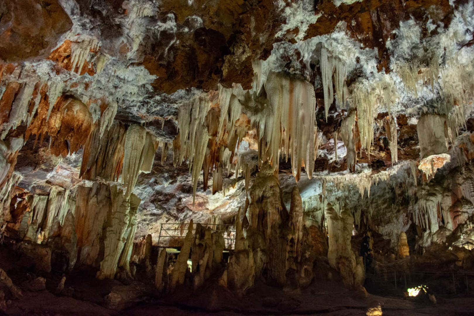 Las cuevas del Águila, unas grutas subterráneas repletas de estalactitas y estalagmitas