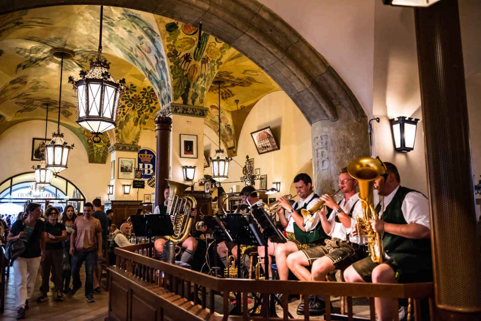 Interior da Hofbräuhaus durante uma apresentação de música, uma das melhores cervejarias de Munique