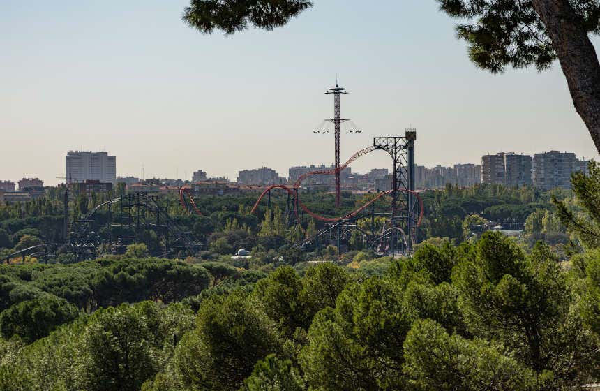 Sillas voladoras y montaña rusa El Abismo del Parque de Atracciones de Madrid