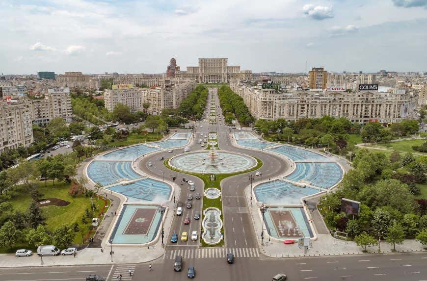 Vista di Piazza Unirii e delle sue fontane dall'alto